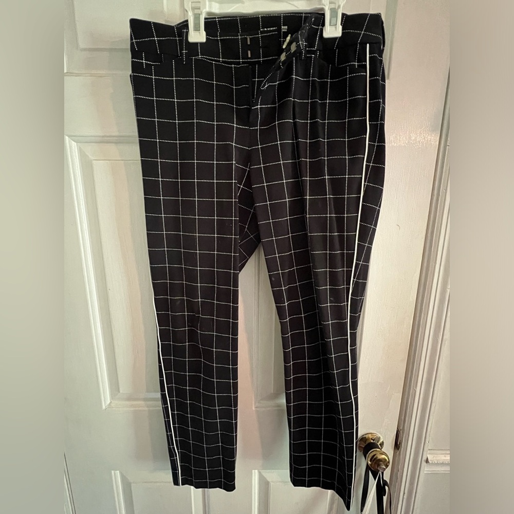 Black & White Patterned Old Navy Pixie Ankle Size 10 Pants